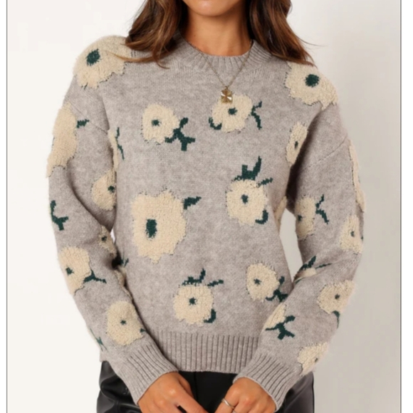 En Creme Sweaters - En Creme Size M Floral Patterned Gray Sweater Pullover Cozy